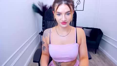 Snapshot of selenaemoore chatting on 17, 9, 2025 selenaemoore online show from 17, 9, 2025