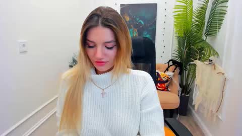 Snapshot of selenaemoore chatting on 2, 11, 2025 selenaemoore online show from 2, 11, 2025