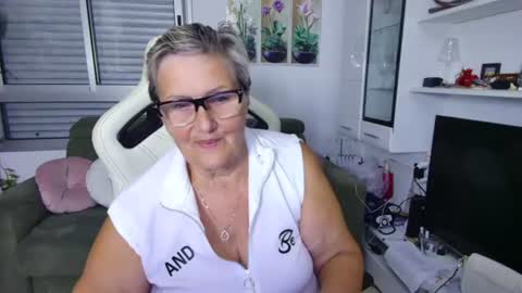 Snapshot of selenna57 chatting on 28, 7, 2026 Selenna online show from 28, 7, 2026