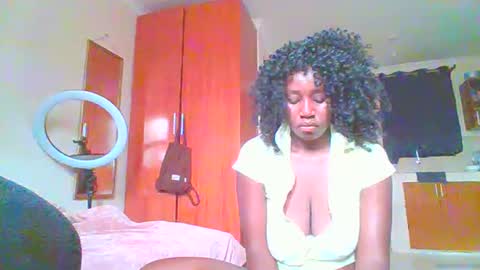 Snapshot of sexxy_thick_ebony chatting on 21, 9, 2025 Sweet doll online show from 21, 9, 2025