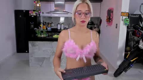 WENDY  MAX  AND VICKY online show from 24, 5, 2026
