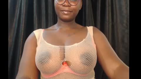 Snapshot of sexy_pearl12 chatting on 16, 11, 2025 zoe online show from 16, 11, 2025