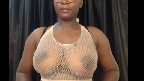 Snapshot of sexy_pearl12 chatting on 17, 11, 2025 zoe online show from 17, 11, 2025