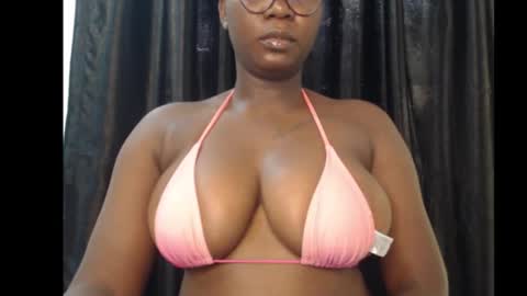 Snapshot of sexy_pearl12 chatting on 22, 11, 2025 zoe online show from 22, 11, 2025