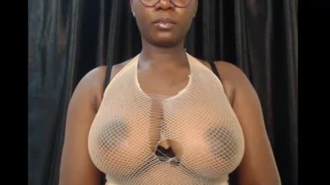 Snapshot of sexy_pearl12 chatting on 24, 11, 2025 zoe online show from 24, 11, 2025