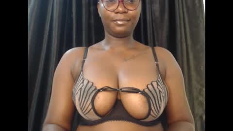 Snapshot of sexy_pearl12 chatting on 27, 11, 2025 zoe online show from 27, 11, 2025