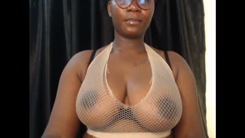 Snapshot of sexy_pearl12 chatting on 30, 11, 2025 zoe online show from 30, 11, 2025