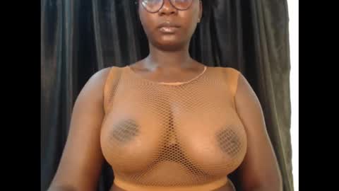 Snapshot of sexy_pearl12 chatting on 1, 12, 2025 zoe online show from 1, 12, 2025