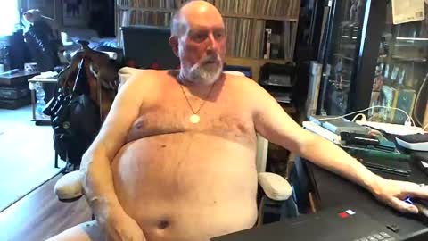 Grizz Lee Bear online show from 2, 4, 2026