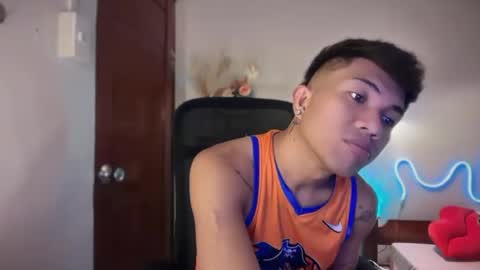 Snapshot of shake_raytow34 chatting on 1, 6, 2026 shake_raytow34 online show from 1, 6, 2026