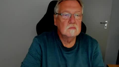 Snapshot of sharlots_pet chatting on 6, 5, 2026 sharlots_pet online show from 6, 5, 2026