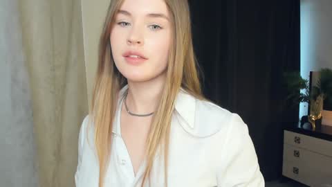 Snapshot of sheenaeast chatting on 23, 12, 2024 Violet online show from 23, 12, 2024