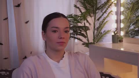 Snapshot of shelbymoravek chatting on 5, 11, 2025 Bella online show from 5, 11, 2025