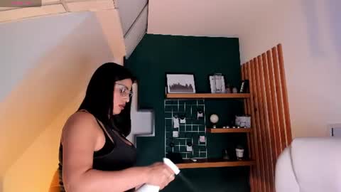 Snapshot of sheyla_hills_ chatting on 5, 7, 2026 Sheyla online show from 5, 7, 2026