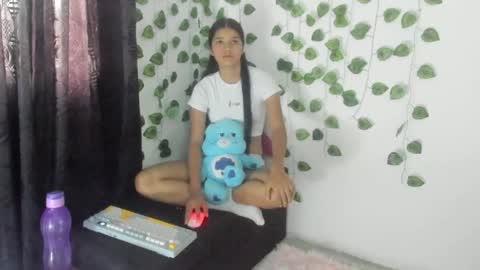 Snapshot of shy_brunnette chatting on 15, 5, 2026 Canela online show from 15, 5, 2026