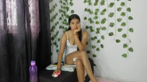 Snapshot of shy_brunnette chatting on 17, 5, 2026 Canela online show from 17, 5, 2026