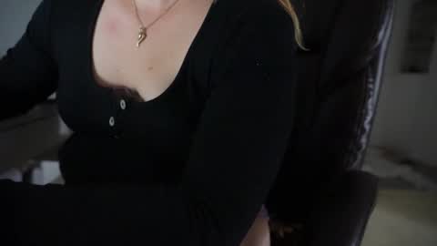 Snapshot of shybabyangel777 chatting on 11, 9, 2025 bella online show from 11, 9, 2025