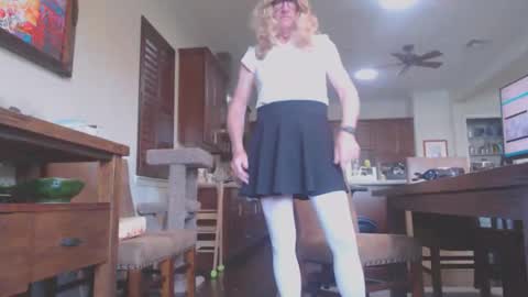 Snapshot of silkylvr chatting on 6, 11, 2025 Silkylvr Crossdresser online show from 6, 11, 2025