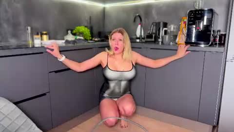 Snapshot of simply_sasha chatting on 15, 6, 2026 A present for me online show from 15, 6, 2026
