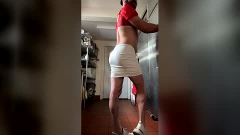 Snapshot of sissymiles chatting on 25, 5, 2026 SissyMiles online show from 25, 5, 2026
