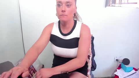 TINNA online show from 11, 9, 2025