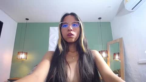 skinny_hottie18 online show from 19, 1, 2025