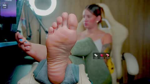 Snapshot of skinnygirl019 chatting on 19, 1, 2025 GoddessSkinny online show from 19, 1, 2025