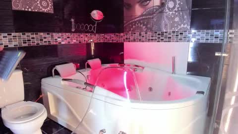 Small Hot19 online show from 24, 9, 2025