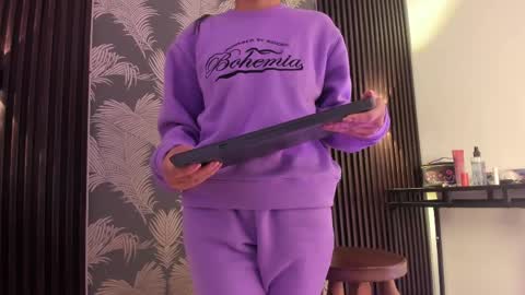 Snapshot of sofi_lassa_ chatting on 22, 4, 2026 SOFIA online show from 22, 4, 2026