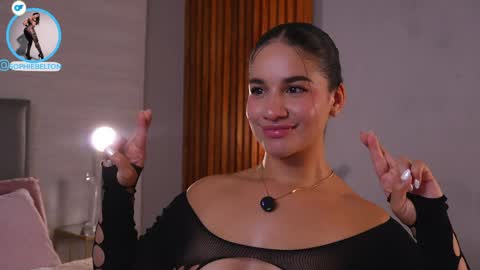 Snapshot of sophie_belton chatting on 21, 5, 2026 sofia online show from 21, 5, 2026