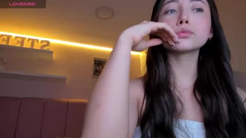 Stefa Gomez  online show from 6, 3, 2025