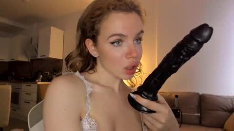 Snapshot of stella_vans chatting on 29, 10, 2025 Asella online show from 29, 10, 2025