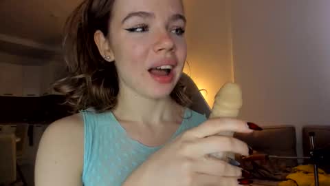 Snapshot of stella_vans chatting on 1, 12, 2025 Asella online show from 1, 12, 2025