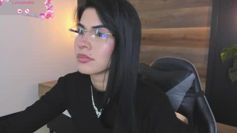 Snapshot of stephanya_ chatting on 6, 5, 2026 S T E P H A N Y A online show from 6, 5, 2026