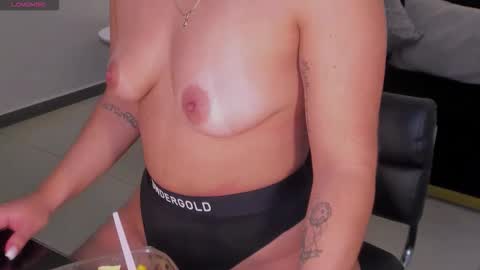 Snapshot of sussybell_ chatting on 2, 12, 2025 Sussy Bell online show from 2, 12, 2025