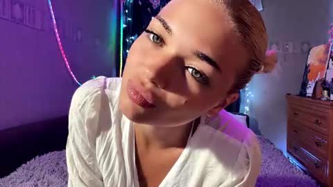 Snapshot of suzannabarmes chatting on 4, 8, 2026 Stacy online show from 4, 8, 2026
