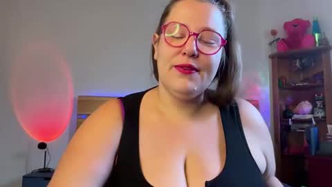 Snapshot of suziestardust chatting on 2, 5, 2026 suzie stardust online show from 2, 5, 2026