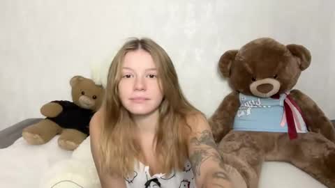 Snapshot of sweet__bunnies chatting on 8, 10, 2025 Mia and Robert online show from 8, 10, 2025