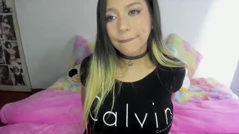 Snapshot of sweet_stephaniee chatting on 28, 10, 2025 online show from 28, 10, 2025