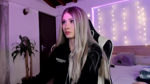 Cat independent model  online show from 31, 12, 2024