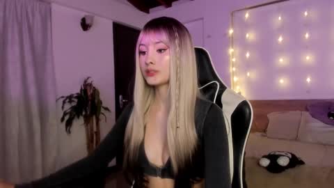 Cat independent model  online show from 20, 2, 2025