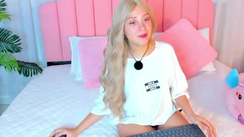 Snapshot of sweett_fire chatting on 18, 4, 2026 sweett_fire online show from 18, 4, 2026