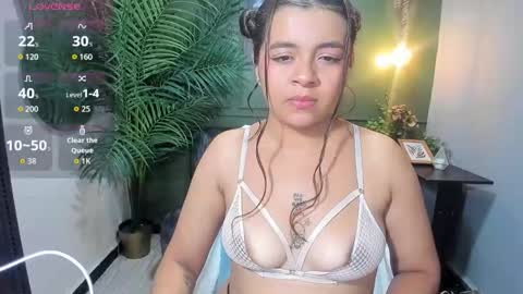 Snapshot of sweety_smilee chatting on 13, 11, 2025 Emma online show from 13, 11, 2025