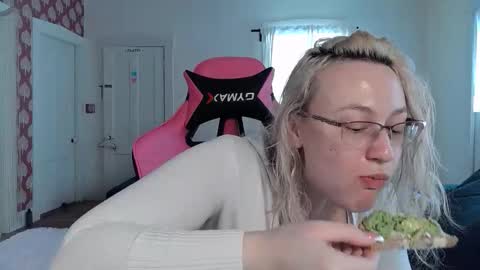 Snapshot of switchykitty chatting on 6, 2, 2026 ashley blayde online show from 6, 2, 2026