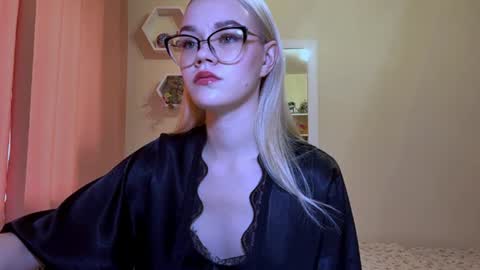 Snapshot of synnecure chatting on 19, 6, 2026 Mia online show from 19, 6, 2026
