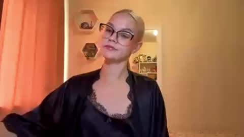 Snapshot of synnecure chatting on 30, 6, 2026 Mia online show from 30, 6, 2026