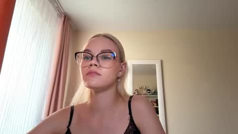 Snapshot of synnecure chatting on 9, 7, 2026 Mia online show from 9, 7, 2026