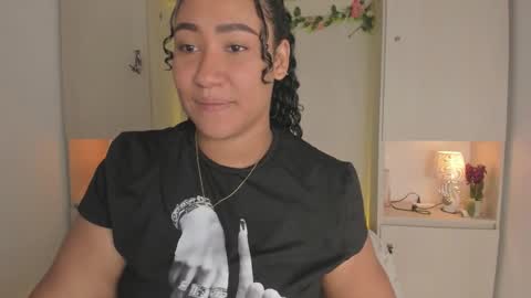 Snapshot of tarawiilson_ chatting on 7, 2, 2026 T A R A online show from 7, 2, 2026