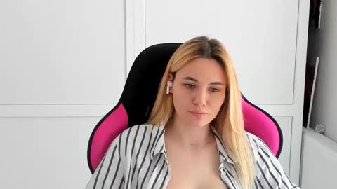 Snapshot of tayla_shy chatting on 9, 6, 2026 Tay online show from 9, 6, 2026