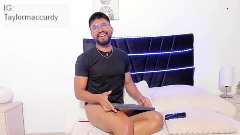 taylormaccurdy_ online show from 26, 11, 2025